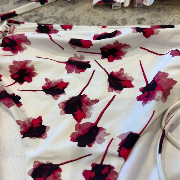 Bikini - Picture 2 of 4